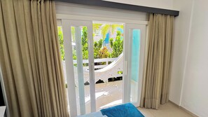 Comfort tweepersoonskamer | Een bureau, een laptopwerkplek, gratis babybedden, gratis wifi