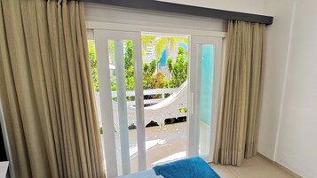 Escritorio, espacio para trabajar con laptop y cunas gratuitas