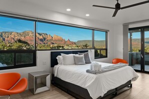 5 slaapkamers, een bureau, een strijkplank/strijkijzer, reisbedje