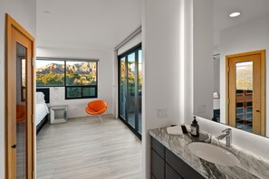 5 habitaciones, escritorio y tabla de planchar con plancha 