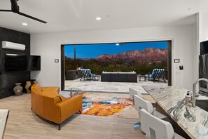 Smart TV, fireplace - Sedona Shangri-La 5BR Casita/Spa/Sauna/Cold Plunge/Views (Sedona)
