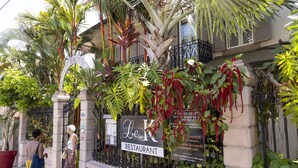Un letrero de restaurante con un nombre y un cartel con texto.