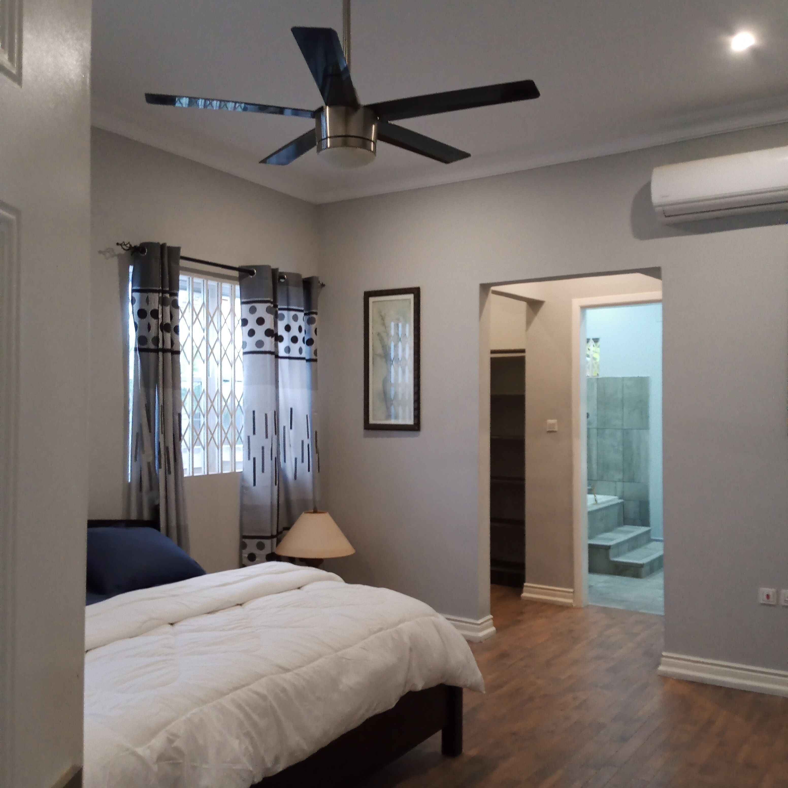 4 habitaciones y tabla de planchar con plancha 