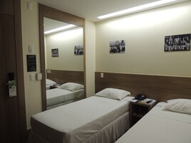 Habitación superior con 2 camas individuales | 1 dormitorio, caja fuerte, tabla de planchar con plancha y wifi gratis