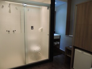 Standaard kamer | Badkamer | Een regendouche, handdoeken, zeep, toiletpapier