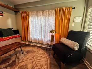 Studio luxueux | Aire de séjour | Téléviseur connecté de 75 po avec télévision numérique, Netflix