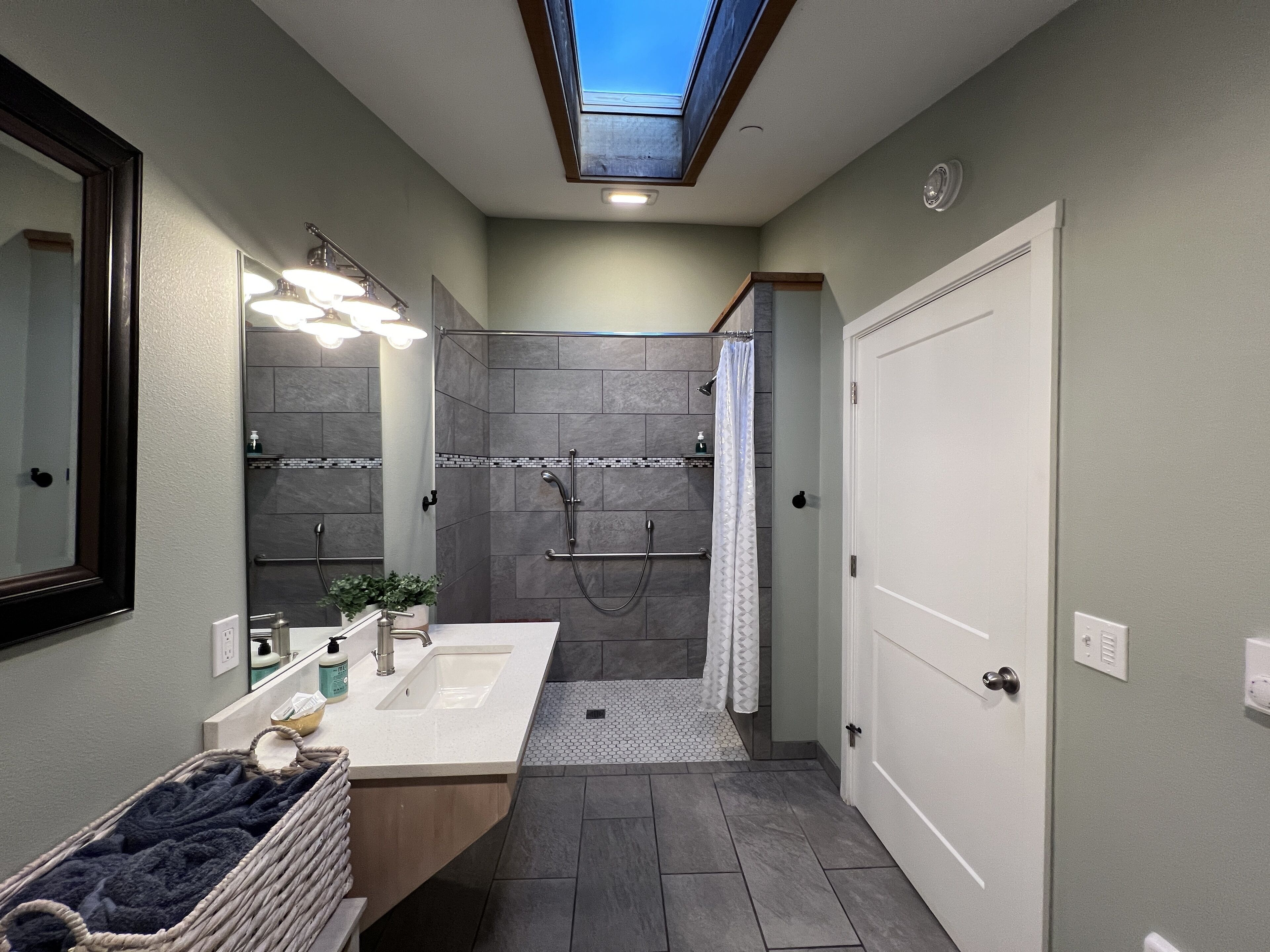 Monolocale Deluxe | Bagno | Doccia, asciugacapelli, asciugamani