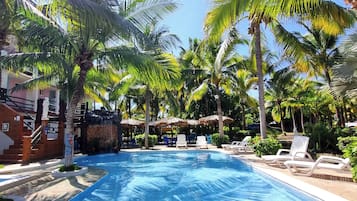 2 outdoor pools