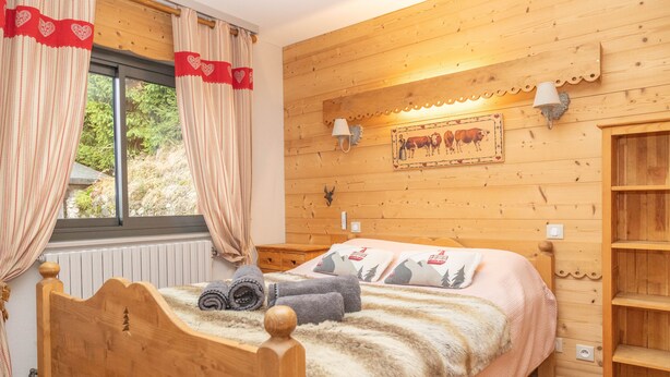 6 bedrooms, iron/ironing board, travel crib, internet