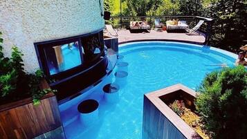 2 outdoor pools, pool umbrellas, lifeguards on site