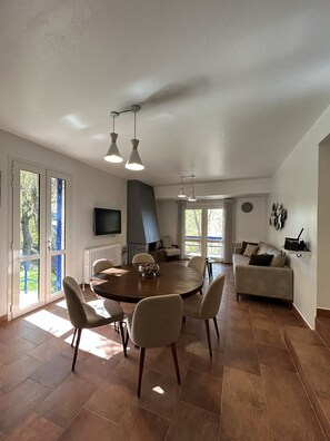 Alpehytte – exclusive, 2 soverom, røyk, fjellutsikt | Oppholdsområde | Printere