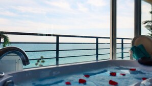 A hot tub with rose petals on a balcony overlooking the sea. - santa clara 27 (Torremolinos)