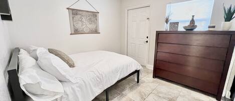 2 habitaciones, tabla de planchar con plancha, wifi y ropa de cama