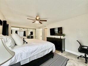 2 bedrooms, iron/ironing board, WiFi, bed sheets - Stylish Apartment centrally located near Beach & Downtown St. Petersburg (St. Petersburg)