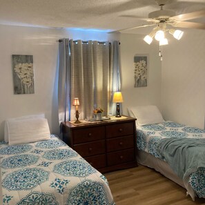 3 chambres, bureau, fer et planche à repasser, lit parapluie