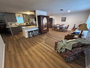 Televisio, takka, DVD-soitin, pöytätennispöytä