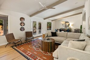 TV, fireplace - Enchanted Forest de Sedona - Eco Friendly (Sedona)