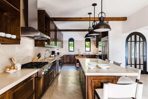 Fridge, microwave, oven, stovetop - Exquisite Mediterranean Home with pool, hydromassage and sauna (Playa Danta)