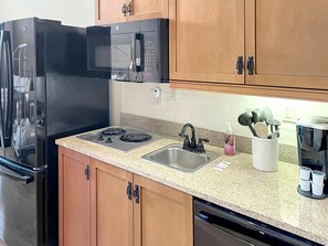 Geladeira, micro-ondas, cooktop, lava-louças