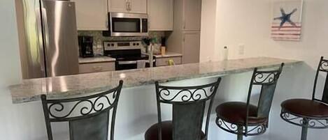 Frigorífico, microondas, horno y placa de cocina