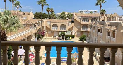 Lovely 3 Bed Duplex: 3 balconies, community pool, 5 min walk to the beach & bars
