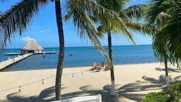 在海滩、沙滩椅、沙滩毛巾