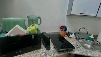 雪櫃、微波爐、爐具、咖啡機/沖茶器