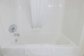 Ensemble douche/baignoire, serviettes fournies