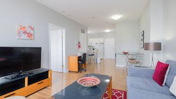 Departamento Confort, 1 cama Queen size | Área de sala de estar | Televisión de pantalla plana de 42 pulgadas con canales digitales