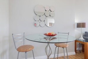 Leilighet – comfort, 1 queensize-seng | Spiseområde på rommet