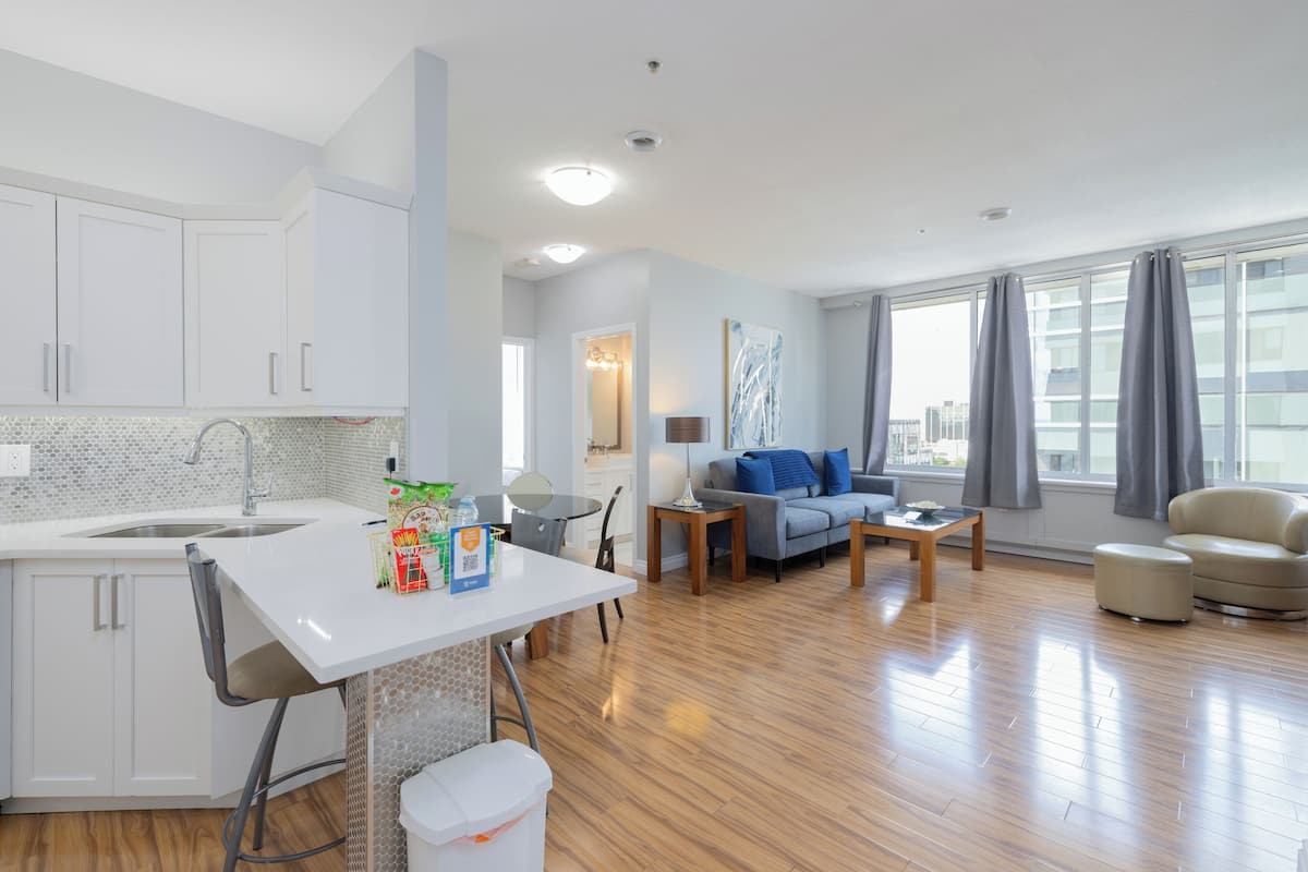 Comfort appartement, 2 slaapkamers | Woonruimte | Een 42-inch flatscreentelevisie met digitale zenders