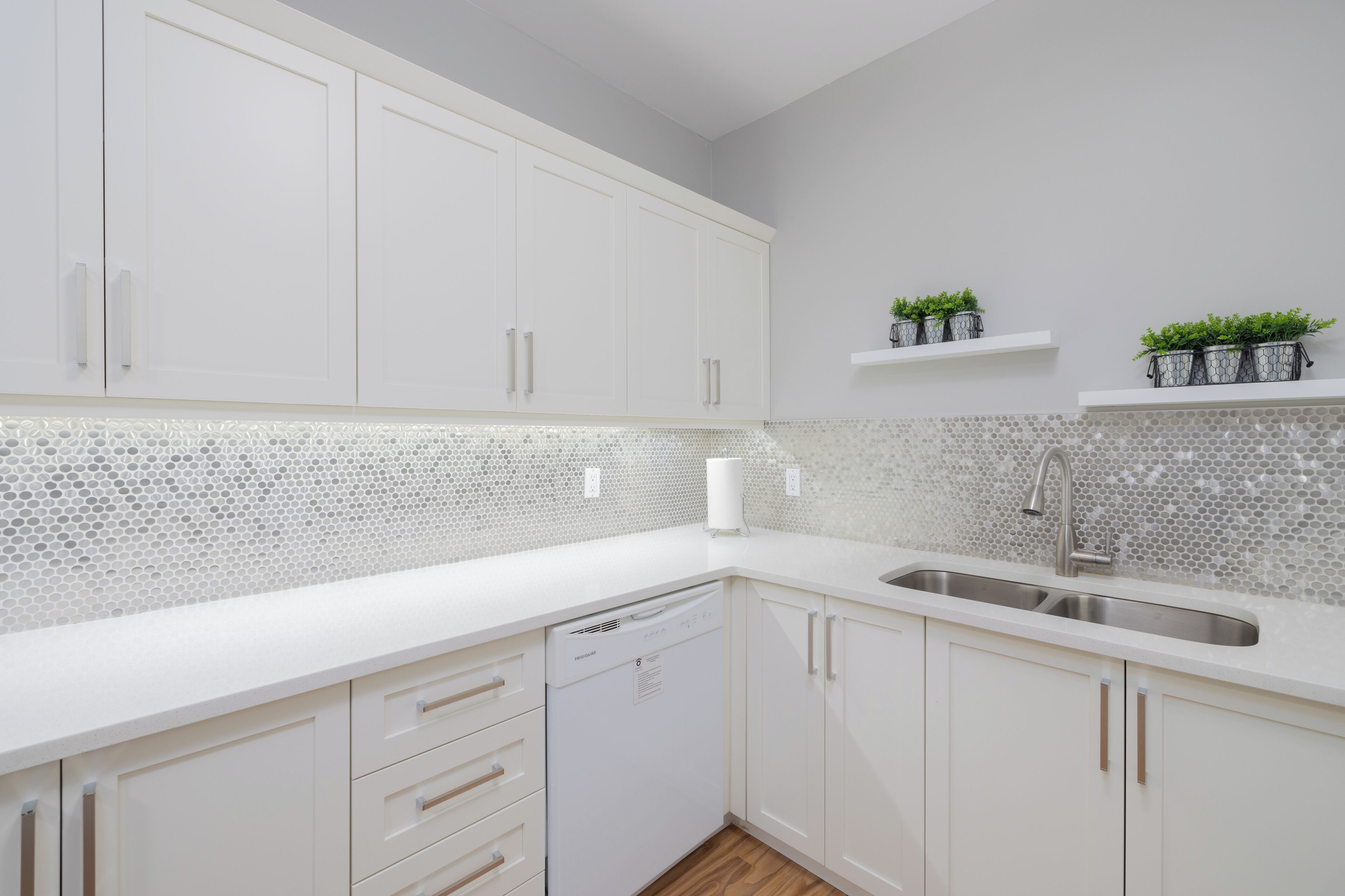 Refrigerador con congelador, microondas, horno y parrilla de estufa 