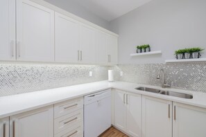 Grand réfrigérateur, micro-ondes, four, plaque de cuisson