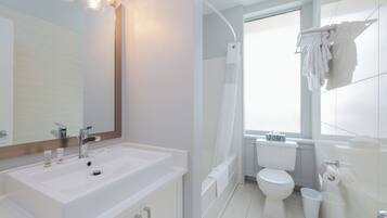 Departamento Confort, 2 habitaciones | Baño | Tina con regadera y toallas