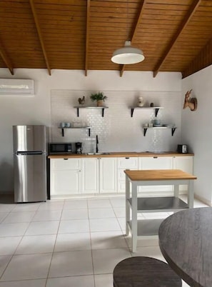 Cookware/dishes/utensils, paper towels