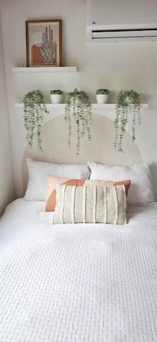 Tiny house couple retreat near beaches with pool!