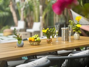 Outdoor dining - JUBA'S NEST, A PROXIMITY TO THE EXQUISITE BEACHES OF JUPITER INFLORIDA. (Jupiter)