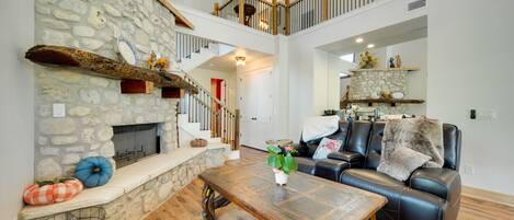 Televisión, chimenea y libros