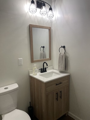 Secador de cabelo, toalhas de banho, sabonete, shampoo
