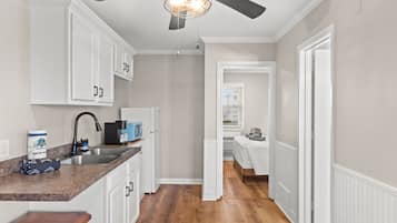 Refrigerador, microondas, cafetera y tetera y utensilios de cocina