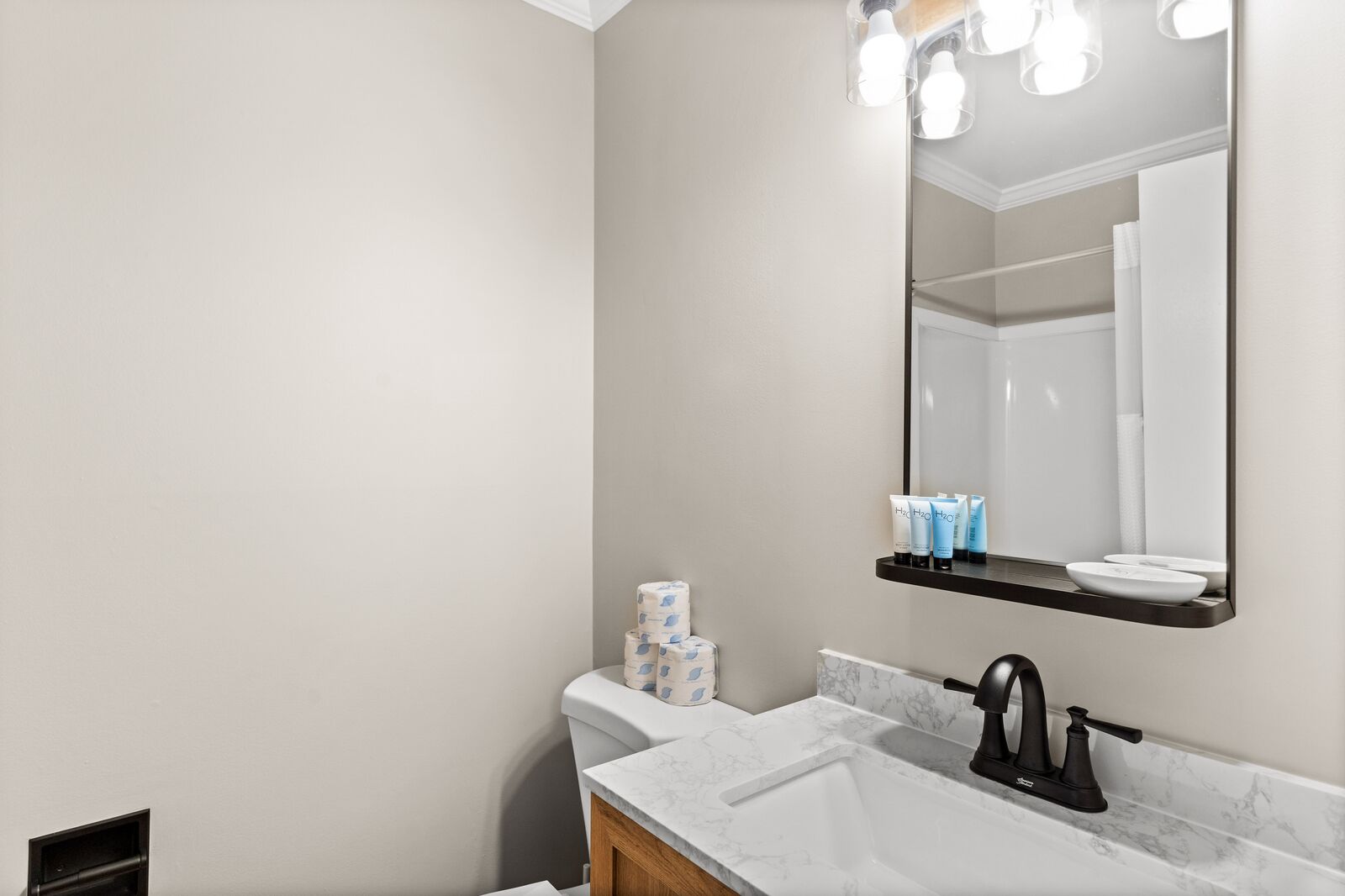 Sèche-cheveux, serviettes fournies