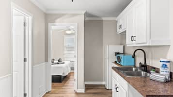 Refrigerador, microondas, cafetera y tetera y utensilios de cocina