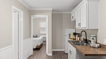 Refrigerador, microondas, cafetera y tetera y utensilios de cocina