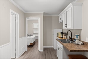 Réfrigérateur, micro-ondes, cafetière/bouilloire