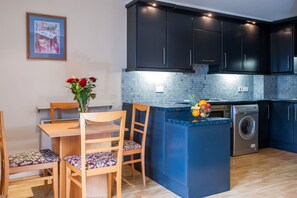 Classic Apartment | Private kitchen | Fridge, microwave, oven, stovetop - CITY CENTRE 1BR SUITE APT IN DUBLIN-2 (Dublin)