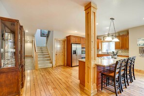 Microwave, dishwasher, cookware/dishes/utensils, paper towels - Sunriver Group Getaway: Explore Deschutes Forest! (Sunriver)