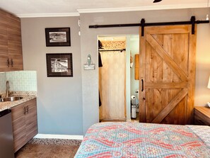 1 bedroom, desk, iron/ironing board, free WiFi