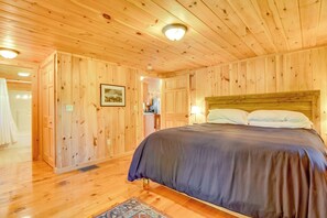 3 bedrooms, desk, iron/ironing board, travel cot - Scenic Franconia Cabin ~ 6 Mi to Cannon Mountain! (Franconia)