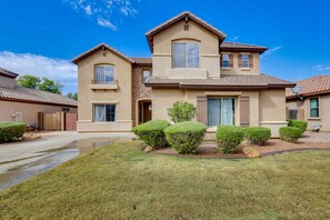 Exterior - Luxe Family Home w/ Pool, 13 Mi to Dtwn Phoenix! (Laveen Village)