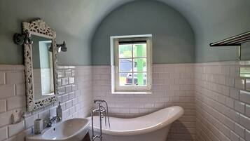 SĂšche-cheveux, bidet, serviettes fournies, savon